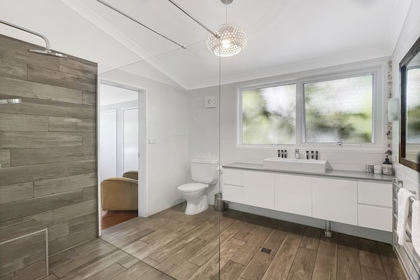 Foto van 3-slaapkamerwoning aan de rivier met ruim terras en barbecue - BathRoom