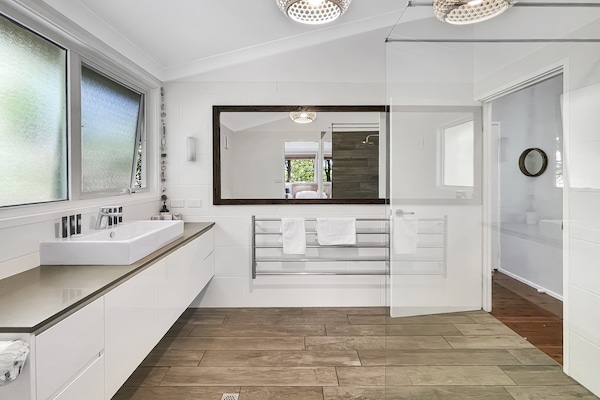 Foto van 3-slaapkamerwoning aan de rivier met ruim terras en barbecue - BathRoom