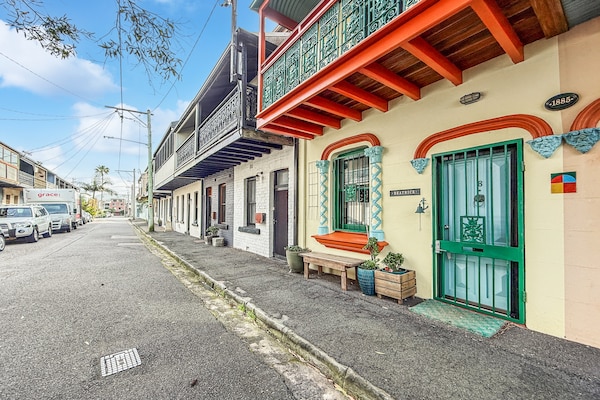 Foto van Charmant herenhuis op een steenworp afstand van Newcastle Beach - ExteriorSummer