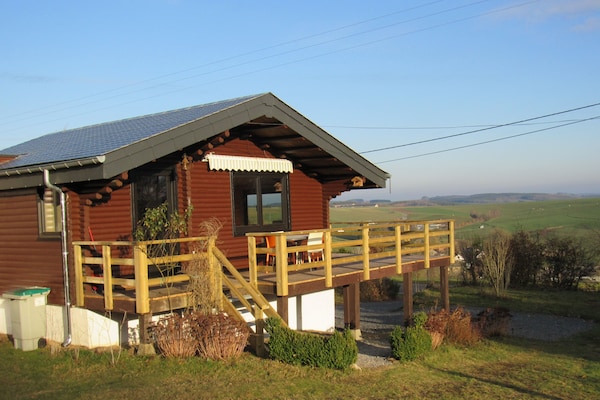 Foto van Chalet met panoramisch uitzicht en omheinde tuin. - Vakantiehuis in Tenneville - ExteriorSummer