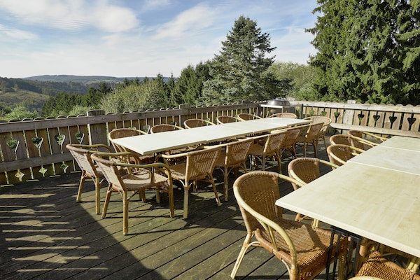 Foto van Imposant vakantiehuis in Stoumont met binnenzwembad en sauna - TerraceBalcony
