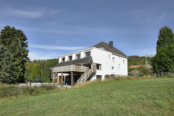 Foto van Imposant vakantiehuis in Stoumont met binnenzwembad en sauna - ExteriorSummer