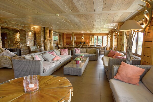 Foto van Imposant vakantiehuis in Stoumont met binnenzwembad en sauna - LivingRoom