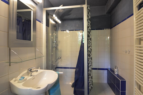 Foto van Elegant verblijf, Comblain-Fairon - Vakantiehuis in Comblain-Fairon - BathRoom