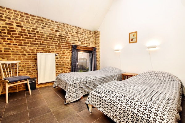 Foto van Combinatie van twee mooie appartementen in monumentale carré-boerderij - BedRoom