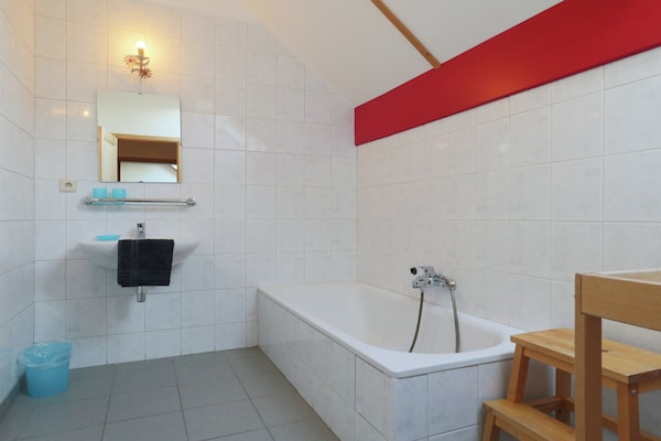 Foto van Gezellig huis in Sainte-Ode met sauna - Vakantiehuis in Sainte-Ode - BathRoom