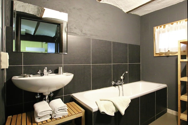 Foto van Ruime villa op het platteland - Vakantiehuis in Harfontaine - BathRoom