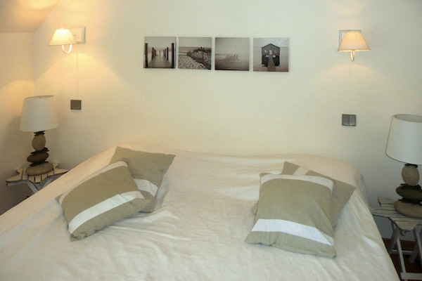 Foto van Natuurstenen huis bij Baai van Morlaix - Vakantiehuis in Plouégat-Guérand - BedRoom
