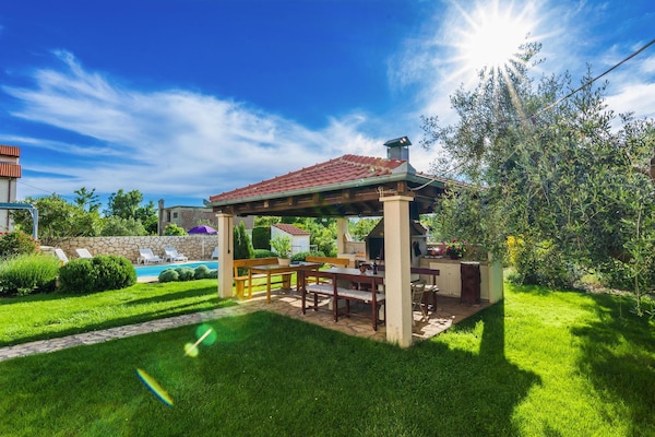 Foto van Appartement in Nin met zwembad bij strand - Vakantiehuis in Zaton - ExteriorSummer