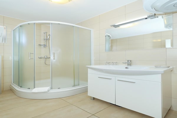 Foto van Appartement op Ugljan bij Zandstrand - Vakantiehuis in Preko - BathRoom