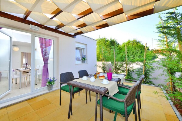 Foto van Appartement op Ugljan met strand en zwembad - Vakantiehuis in Preko - terrace