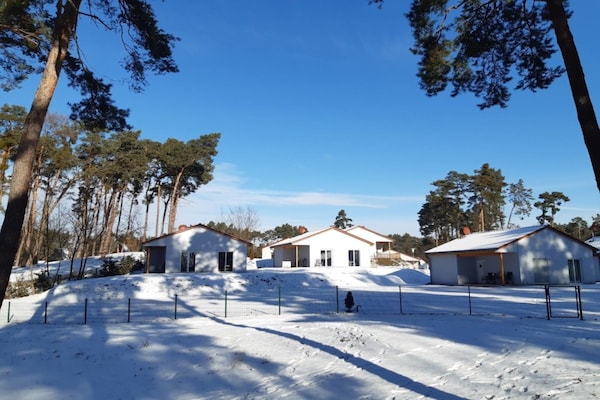 Foto van Gezellige bungalow in Storkow am See - Vakantiehuis in Storkow - ExteriorWinter