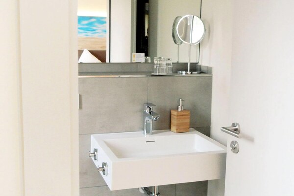 Foto van Bernsteinsee Hotel en Ferien-kamer met balkon - Vakantiehuis in Sassenburg - BathRoom