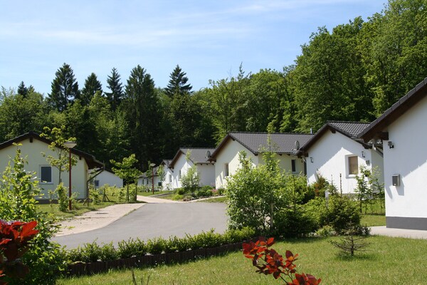 Foto van Bungalow in Eifel bij Bergpaden - Vakantiehuis in Hinterhausen - Gerolstein - ExteriorSummer
