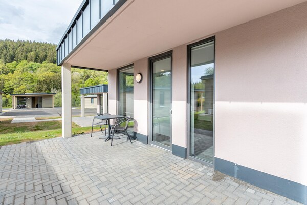 Foto van Bungalows in Hallschlag aan het Kronenburgmeer met een terras - ExteriorSummer