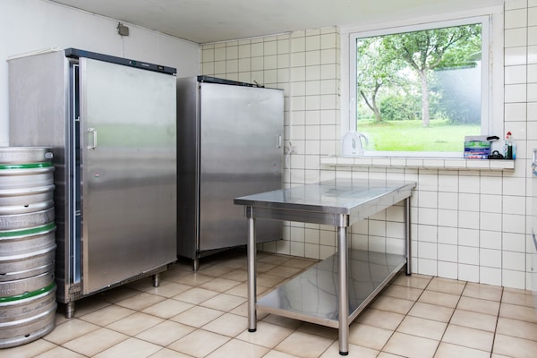 Foto van Groepshuis in vroeger hotel met bar en speelruimte - Kitchen