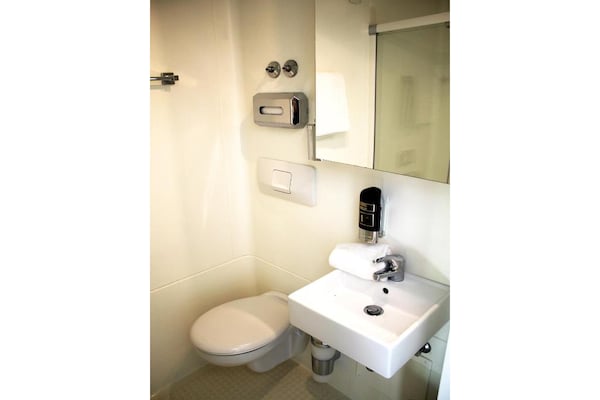 Foto van Bendorf Hotel by Belvilla Tweepersoonskamer - Vakantiehuis in Bendorf - BathRoom