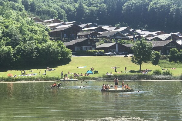 Foto van Bovenste terras van het meer - Vakantiehuis in Rieden - Untagged