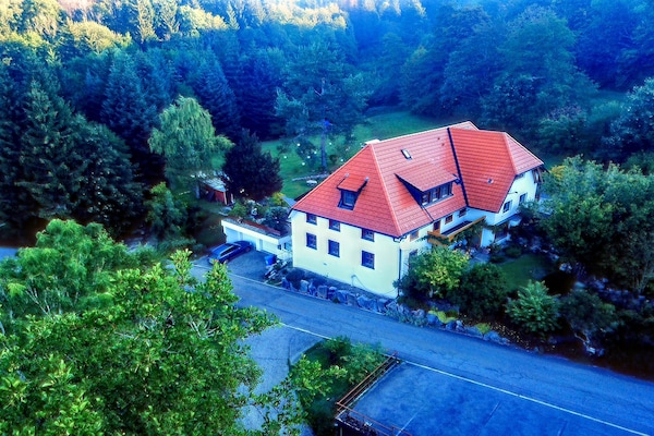 Foto van Elegante Ferienwohnung mit Außenpool Schwarzwald - Vakantiehuis in Herrischried - ExteriorSummer