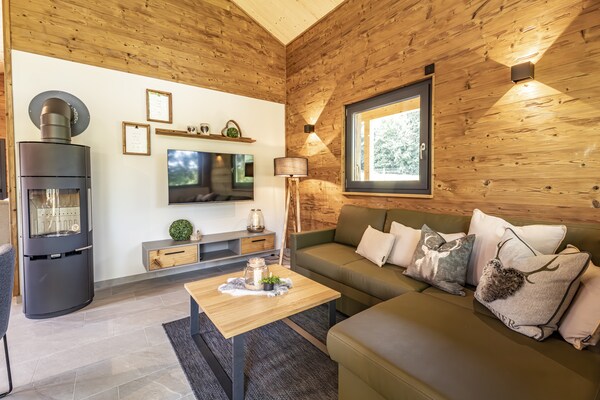 Foto van Chalet met privésauna op Vital Camp Bayerbach - Vakantiehuis in Bayerbach - LivingRoom