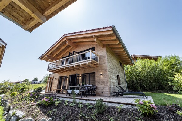 Foto van Chalet met privésauna op Vital Camp Bayerbach - Vakantiehuis in Bayerbach - ExteriorSummer