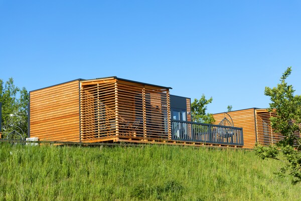 Foto van Chalet met privésauna op Vital Camp Bayerbach - Vakantiehuis in Bayerbach - ExteriorSummer