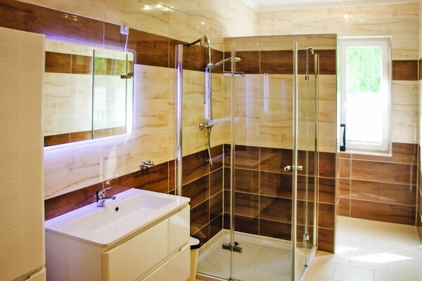 Foto van Rijtjeshuis met uitzicht op het meer, Sommersdorf - Vakantiehuis in Sommersdorf - BathRoom