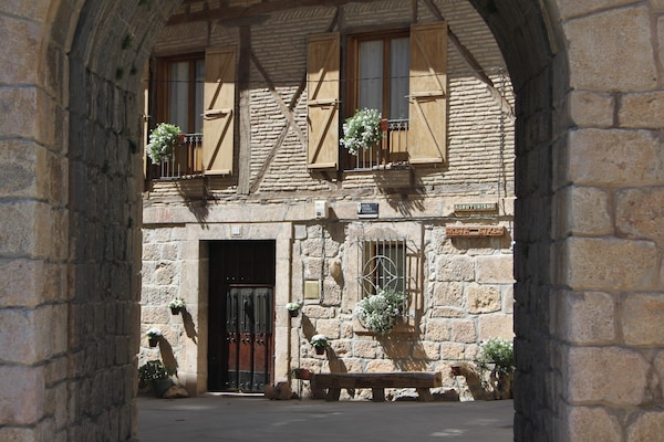 Foto van Landhuis in Salinillas met privézwembad - Vakantiehuis in Salinillas de Buradón - ExteriorSummer