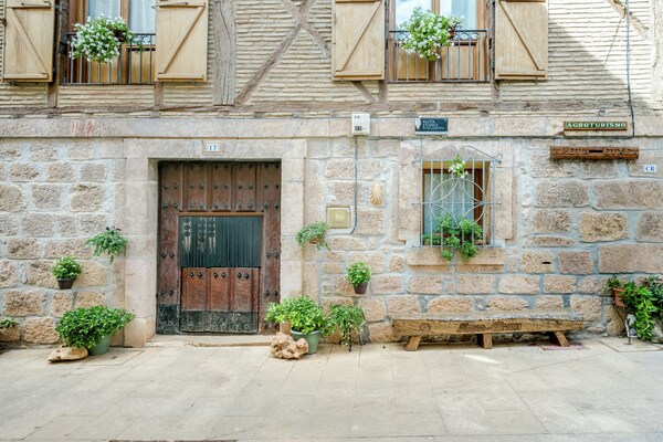 Foto van Landhuis in Salinillas met privézwembad - Vakantiehuis in Salinillas de Buradón - ExteriorSummer