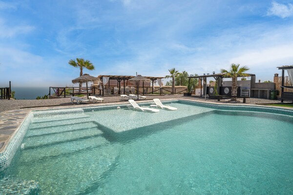 Foto van Chalet in Adra met Zee- en Bergzicht - Vakantiehuis in El Trebolar, Adra - PoolOfHouse