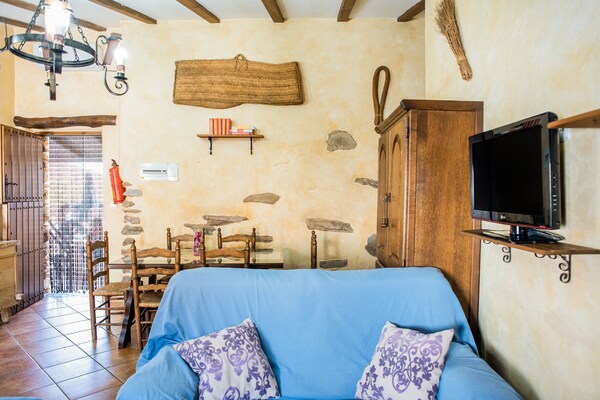 Foto van Laroya Rustiek vakantiehuis met zwembad en terras - Vakantiehuis in Laroya - LivingRoom