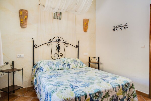 Foto van Laroya Rustiek vakantiehuis met zwembad en terras - Vakantiehuis in Laroya - BedRoom