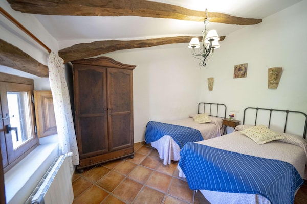 Foto van 4-persoons vakantiehuis in Laroya met zwembad - Vakantiehuis in Laroya - BedRoom