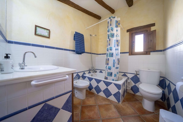 Foto van 4-persoons vakantiehuis in Laroya met zwembad - Vakantiehuis in Laroya - BathRoom