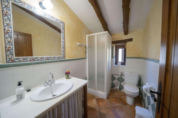 Foto van 4-persoons vakantiehuis in Laroya met zwembad - Vakantiehuis in Laroya - BathRoom