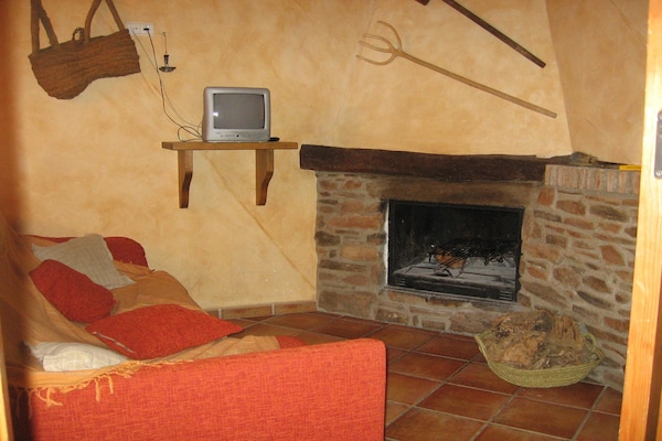 Foto van 4-persoons vakantiehuis in Laroya met zwembad - Vakantiehuis in Laroya - LivingRoom