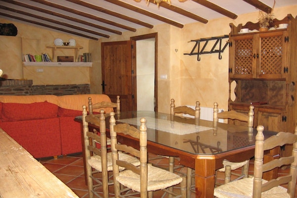 Foto van 4-persoons vakantiehuis in Laroya met zwembad - Vakantiehuis in Laroya - DiningRoom