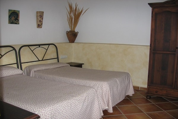 Foto van 4-persoons vakantiehuis in Laroya met zwembad - Vakantiehuis in Laroya - BedRoom
