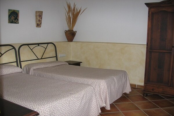 Foto van 4-persoons vakantiehuis in Laroya met zwembad - Vakantiehuis in Laroya - BedRoom