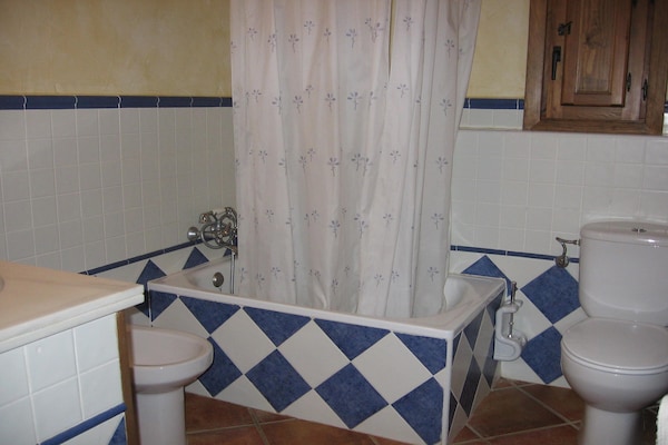 Foto van 4-persoons vakantiehuis in Laroya met zwembad - Vakantiehuis in Laroya - BathRoom