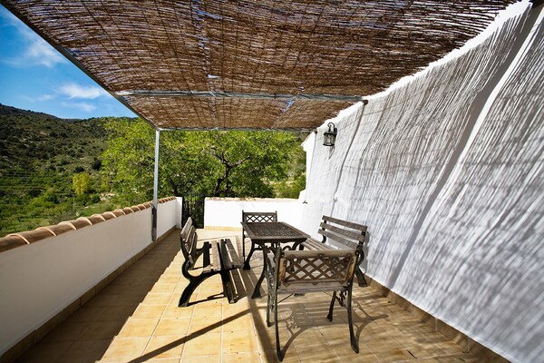 Foto van 4-persoons vakantiehuis in Laroya met zwembad - Vakantiehuis in Laroya - TerraceBalcony