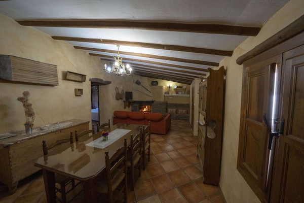 Foto van 4-persoons vakantiehuis in Laroya met zwembad - Vakantiehuis in Laroya - DiningRoom