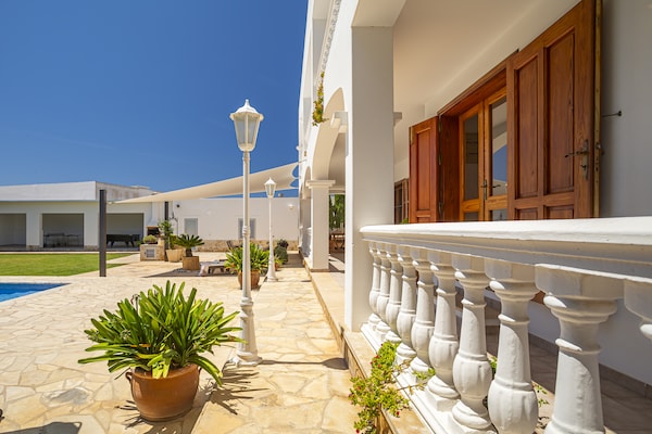 Foto van Chique villa met zwembad voor 12 gasten op Ibiza - Vakantiehuis in Ibiza - ExteriorSummer