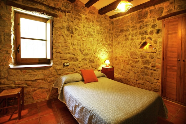 Foto van Landhuis in La Llacuna met zwembad en uitzicht - Vakantiehuis in La Llacuna - BedRoom