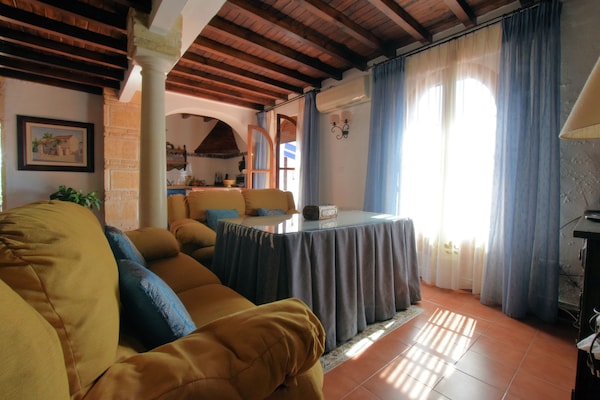 Foto van Vakantiehuis in Zagrilla Alta met Zwembad - Vakantiehuis in Zagrilla Alta - LivingRoom