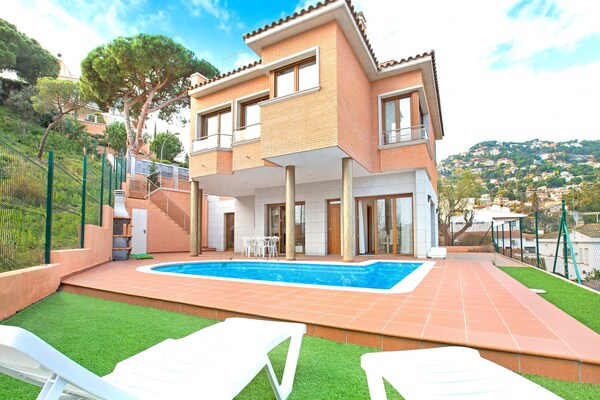 Foto van Villa in Lloret de Mar met privézwembad - Vakantiehuis in Lloret de Mar - ExteriorSummer
