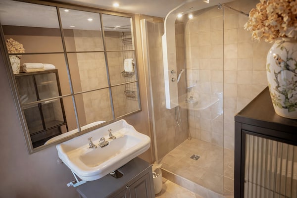 Foto van Gezellig kasteel met zwembad in Onlay - Vakantiehuis in Onlay - BathRoom