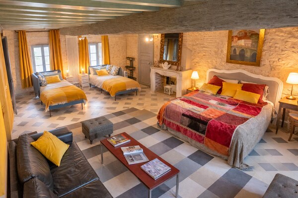 Foto van Gezellig kasteel met zwembad in Onlay - Vakantiehuis in Onlay - BedRoom