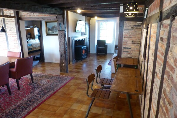 Foto van Comfortabel vakantiehuis met privé tuin - Vakantiehuis in la Neuville-aux-Joûtes - LivingRoom