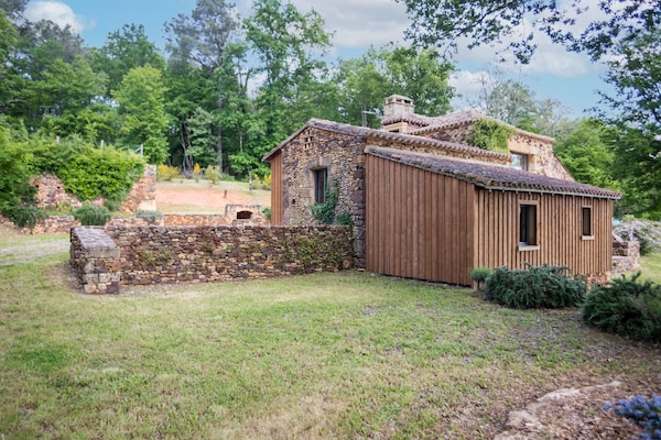Foto van Vakantiehuis in Mazeyrolles met tuin - Vakantiehuis in Mazeyrolles - ExteriorSummer